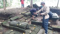 Di situs ini, sudah terlihat ada Yoni yang di kelilingi struktur candi. Diperkirakan sebagai candi induk. (Ragil Ajiyanto/detikcom)