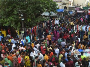 Dibayangi COVID-19, Jutaan Warga India Rayakan Diwali