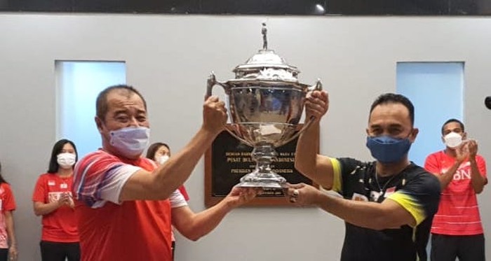 Piala Thomas, Thomas Cup Tim bulutangkis Indonesia dengan Piala Thomas. Dalam acara seremoni sederhana namun sarat makna, Piala Thomas diserahkan oleh Kabid Pengembangan Daerah PP PBSI Sudarto Adinagoro kepada manajer tim Eddy Prayitno, yang kemudian memberikan kepada pahlawan kemenangan, Anthony Sinisuka Ginting dan Jonatan Christie.