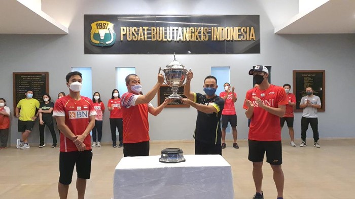 Piala Thomas, Thomas Cup Tim bulutangkis Indonesia dengan Piala Thomas. Dalam acara seremoni sederhana namun sarat makna, Piala Thomas diserahkan oleh Kabid Pengembangan Daerah PP PBSI Sudarto Adinagoro kepada manajer tim Eddy Prayitno, yang kemudian memberikan kepada pahlawan kemenangan, Anthony Sinisuka Ginting dan Jonatan Christie.