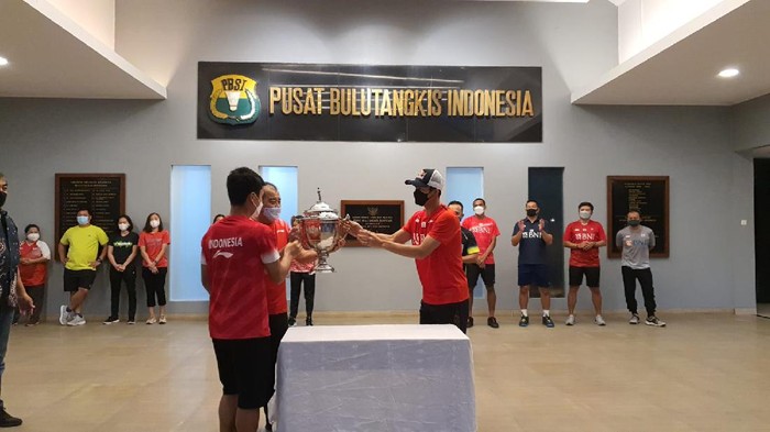 Piala Thomas, Thomas Cup Tim bulutangkis Indonesia dengan Piala Thomas. Dalam acara seremoni sederhana namun sarat makna, Piala Thomas diserahkan oleh Kabid Pengembangan Daerah PP PBSI Sudarto Adinagoro kepada manajer tim Eddy Prayitno, yang kemudian memberikan kepada pahlawan kemenangan, Anthony Sinisuka Ginting dan Jonatan Christie.
