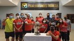 Foto: Suka Cita Sambut Piala Thomas Tiba di Indonesia