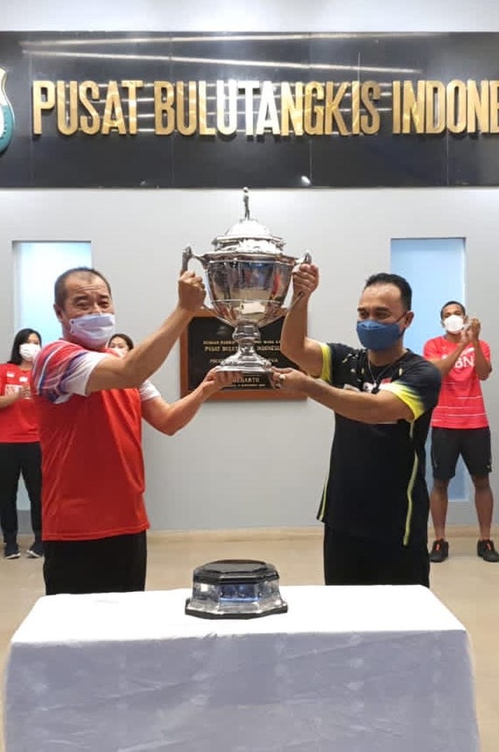Tim bulutangkis Indonesia dengan Piala Thomas. Dalam acara seremoni sederhana namun sarat makna, Piala Thomas diserahkan oleh Kabid Pengembangan Daerah PP PBSI Sudarto Adinagoro kepada manajer tim Eddy Prayitno, yang kemudian memberikan kepada pahlawan kemenangan, Anthony Sinisuka Ginting dan Jonatan Christie.