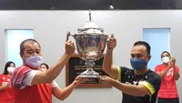 Piala lambang supremasi bulutangkis beregu putra itu mendarat di Pelatnas PBSI Cipayung, Jakarta Timur, Jumat (5/11) petang. (Foto: Dok. PBSI)