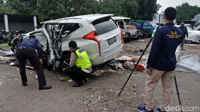 Polisi Periksa Mobil Vanessa Angel yang Ringsek Polisi memeriksa mobil Vanessa Angel di kantor Satlantas Polres Jombang. Pemeriksaan ini untuk mengungkap penyebab kecelakaan tersebut.