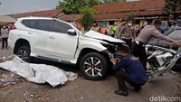 Selama sekitar 30 menit, Tim TAA memeriksa fisik luar dan dalam mobil Vanessa. Termasuk juga ban depan sisi kiri yang terlepas saat kecelakaan.