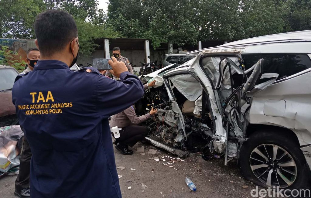 Polisi Periksa Mobil Vanessa Angel yang Ringsek Polisi memeriksa mobil Vanessa Angel di kantor Satlantas Polres Jombang. Pemeriksaan ini untuk mengungkap penyebab kecelakaan tersebut.