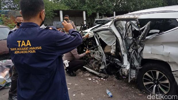 Polisi memeriksa mobil Vanessa Angel di kantor Satlantas Polres Jombang. Pemeriksaan ini untuk mengungkap penyebab kecelakaan tersebut.