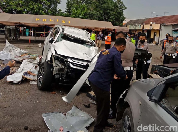 Polisi memeriksa mobil Vanessa Angel di kantor Satlantas Polres Jombang. Pemeriksaan ini untuk mengungkap penyebab kecelakaan tersebut.