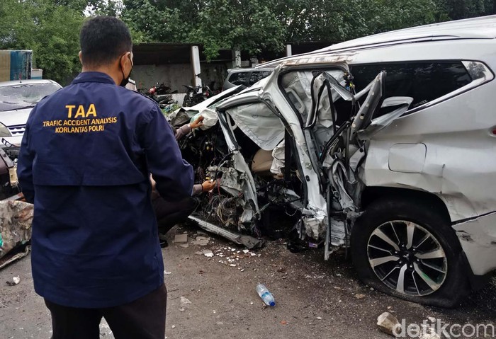 Polisi memeriksa mobil Vanessa Angel di kantor Satlantas Polres Jombang. Pemeriksaan ini untuk mengungkap penyebab kecelakaan tersebut.