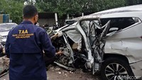 Tim Traffic Accident Analysis (TAA) Korlantas Polri memeriksa mobil Vanessa Angel yang disita di kantor Satlantas Polres Jombang. Pemeriksaan mobil bagian dari upaya mengungkap penyebab kecelakaan tersebut.
