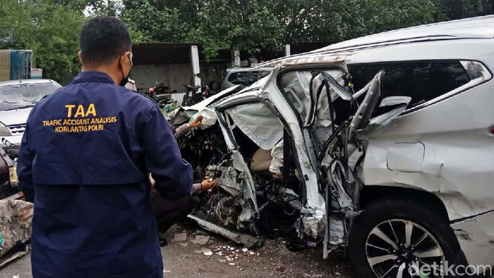 Polisi memeriksa mobil Vanessa Angel di kantor Satlantas Polres Jombang. Pemeriksaan ini untuk mengungkap penyebab kecelakaan tersebut.