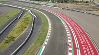 Tiga warna itu dipilih bukan tanpa pertimbangan. Warna merah putih menandakan kerb yang berfungsi sebagai pemandu pembalap di lintasan dan warna hijau yang merupakan track limit atau pembatas trek yang ketika pembalap menyentuh garis tersebut akan dikenakan penalti.  