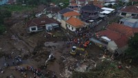 Eskavator dikerahkan untuk mencari korban ditempukan puing-puing.