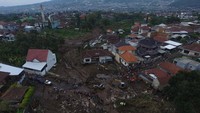 Tampak bekas aliran banjir meliuk-liuk.