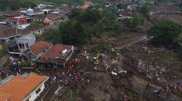 Potret Pencarian Korban Banjir Bandang Kota Batu dari Udara Foto udara Tim SAR gabungan bersama relawan dan warga membersihkan endapan lumpur saat pencarian korban akibat banjir bandang di Bulukerto, Kota Batu, Jawa Timur, Jumat (5/11/2021). Berdasarkan laporan sementara dari BPBD Kota Batu hingga hari kedua pencarian korban banjir bandang, tim SAR berhasil menemukan enam jenazah korban dan tiga korban masih dalam proses pencarian. ANTARA FOTO/Zabur Karuru/aww.