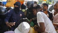 Seperti diketahui, krisis BBM masih melanda Haiti sejak beberapa waktu lalu. Akibatnya, pom bensin di Port-au-Prince, Ibu Kota Haiti, tak henti didatangi warga yang hendak mengisi BBM. AP Photo/Odelyn Joseph.