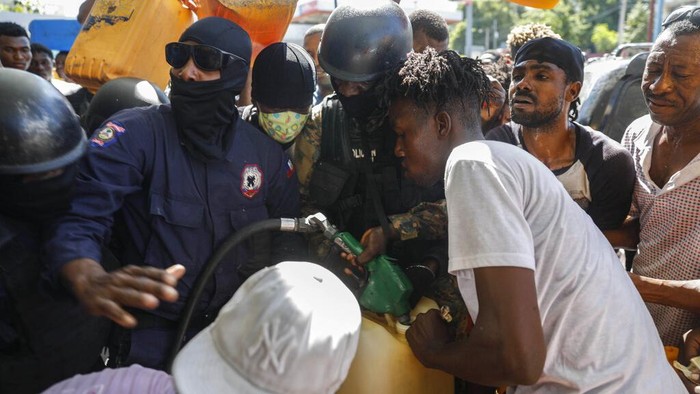 Potret Warga Haiti Berebut Isi Bensin Imbas Krisis BBM Krisis BBM masih melanda Haiti. Kondisi itu membuat pom bensin di Port-au-Prince, Ibu Kota Haiti, tak henti didatangi warga yang berebut BBM. Ini potretnya.