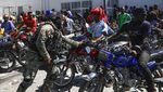 Potret Warga Haiti Berebut Isi Bensin Imbas Krisis BBM