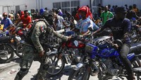 Sejumlah polisi dikerahkan untuk menjaga area pom bensin guna mengantisipasi terjadinya kekacauan akibat warga yang tak henti berdatangan untuk mengisi kendaraan dengan BBM. AP Photo/Odelyn Joseph.  