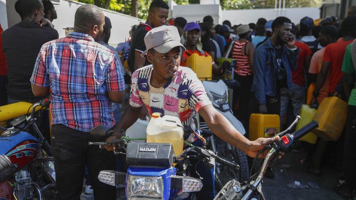 Krisis BBM masih melanda Haiti. Kondisi itu membuat pom bensin di Port-au-Prince, Ibu Kota Haiti, tak henti didatangi warga yang berebut BBM. Ini potretnya.