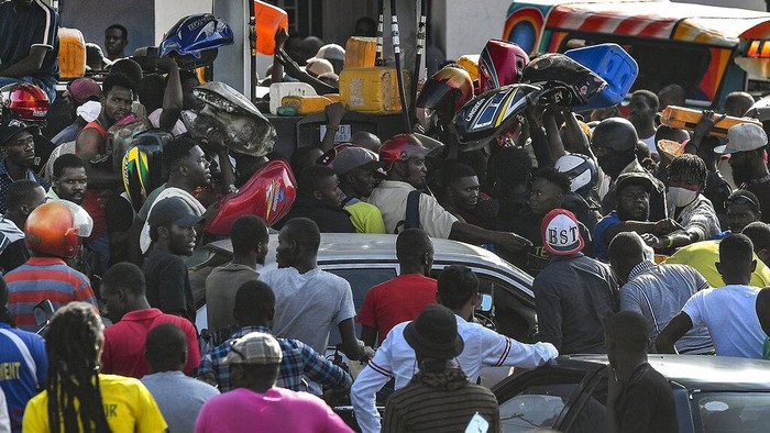 Potret Warga Haiti Berebut Isi Bensin Imbas Krisis BBM Krisis BBM masih melanda Haiti. Kondisi itu membuat pom bensin di Port-au-Prince, Ibu Kota Haiti, tak henti didatangi warga yang berebut BBM. Ini potretnya.