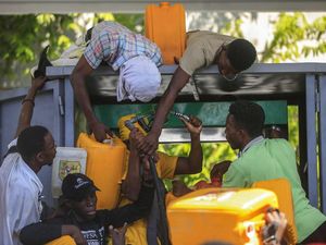 Potret Warga Haiti Berebut Isi Bensin Imbas Krisis BBM