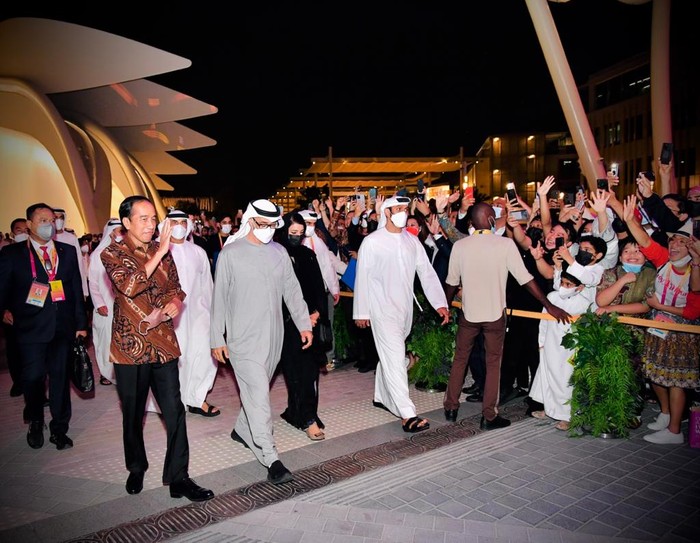 Presiden Jokowi hadir bersama Putra Mahkota Abu Dhabi, Sheikh Mohammed Bin Zayed Al Nahyan (MBZ) di acara malam Indonesia National Day digelar di Al Wasl Plaza, World Expo 2020 Dubai, Kamis (4/11/2021) malam. (Laily Rachev - Biro Pers Setpres)