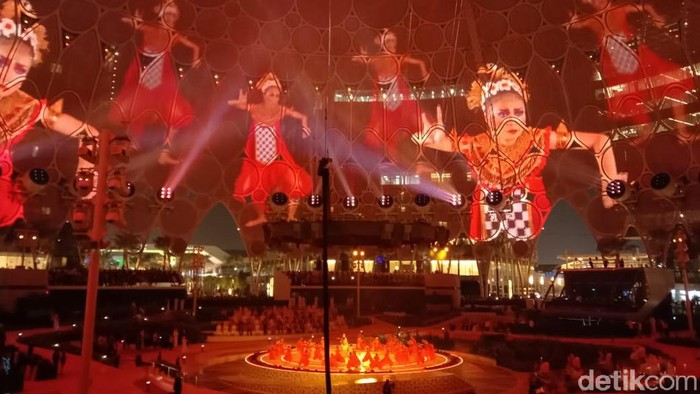 Presiden Jokowi memaparkan berbagai keindahan dan potensi wisata Indonesia di malam Indonesia National Day dalam acara World Expo 2020 Dubai, UEA. (Idham Khalid/detikcom) Presiden Jokowi memaparkan berbagai keindahan dan potensi wisata Indonesia di malam Indonesia National Day dalam acara World Expo 2020 Dubai, UEA. (Idham Khalid/detikcom)