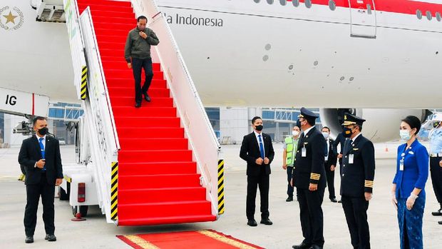 Pesawat Garuda Indonesia-1 yang membawa Presiden Joko Widodo dan rombongan mendarat di Bandar Udara Internasional Soekarno Hatta, Tangerang, Banten, Jumat 5 November 2021. (Biro Pers Sekretariat Presiden/Laily Rachev)