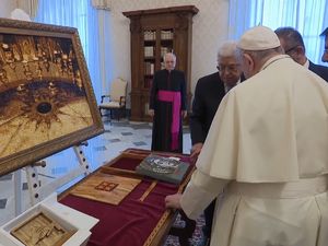 Temui Paus Fransiskus, Presiden Palestina Berikan Lukisan Makam Suci
