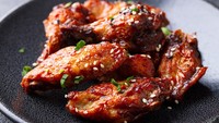 Meskipun hanya dibumbui kecap dan wijen, sayap ayam rasanya gurih manis dengan gharum wijen. Langkah pembuatannya bisa kamu lihat di resep ini.Foto: iStock