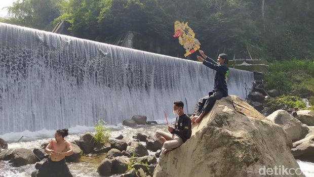 Ritual memperingati Hari Wayang di Grojogan Kapuhan Sawangan, Kabupaten Magelang.
