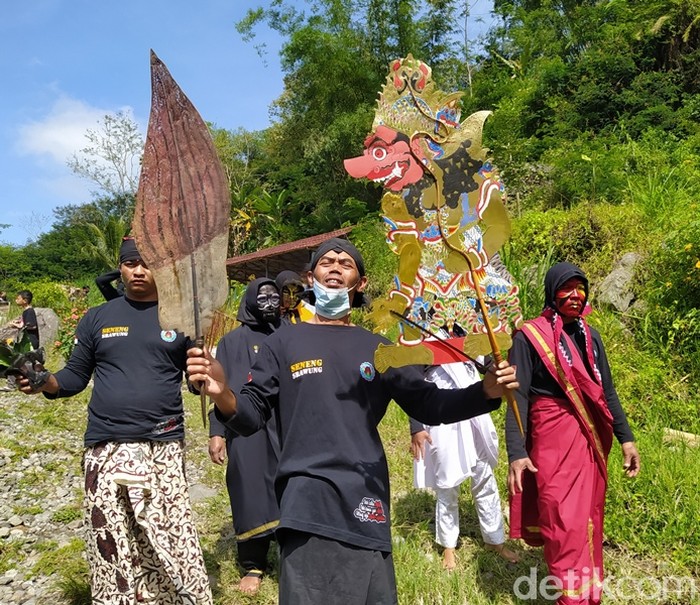 Ritual memperingati Hari Wayang di Grojogan Kapuhan Sawangan, Kabupaten Magelang. Ritual memperingati Hari Wayang di Grojogan Kapuhan Sawangan, Kabupaten Magelang.