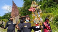 Prosesi ritual yang digelar adalah menggelar Gunungan dan Batara Kala di grojogan yang airnya bersumber dari Gunung Merapi.  Foto: Eko Susanto/ detikcom