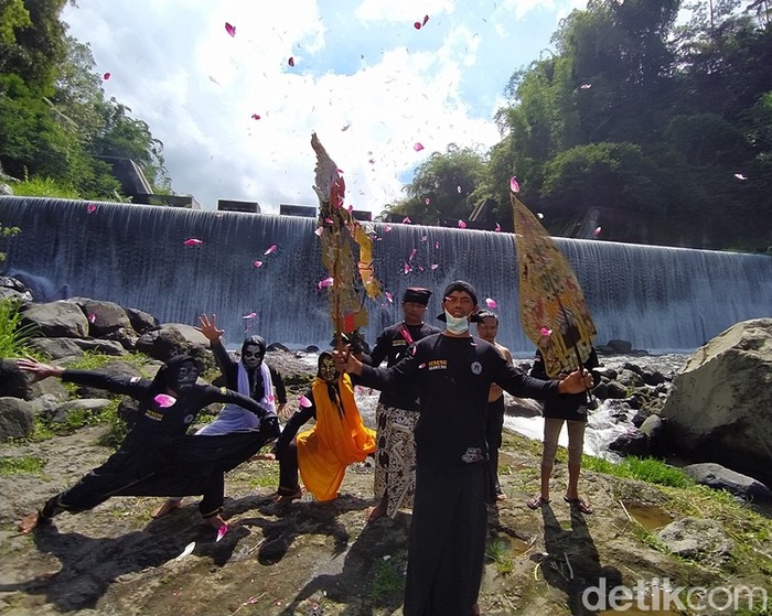 Ritual memperingati Hari Wayang di Grojogan Kapuhan Sawangan, Kabupaten Magelang.