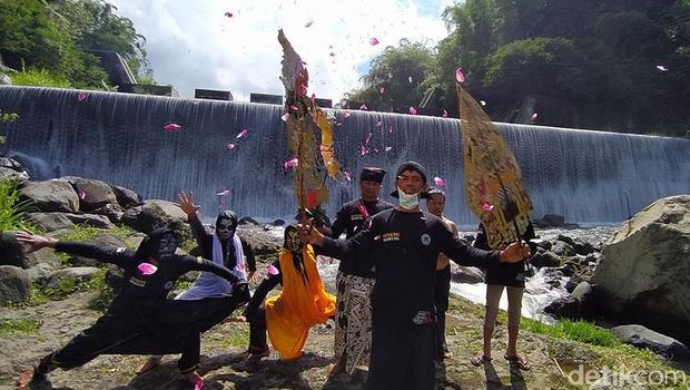 Ritual memperingati Hari Wayang di Grojogan Kapuhan Sawangan, Kabupaten Magelang.