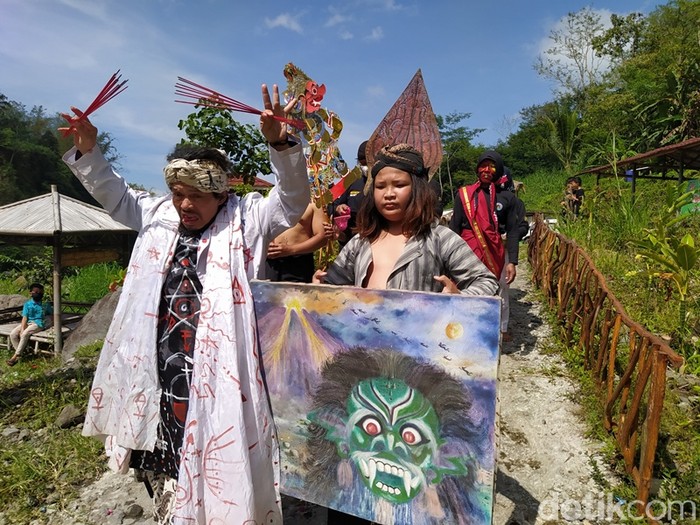 Ritual memperingati Hari Wayang di Grojogan Kapuhan Sawangan, Kabupaten Magelang. Ritual memperingati Hari Wayang di Grojogan Kapuhan Sawangan, Kabupaten Magelang.