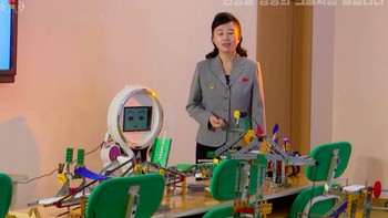 Robot ini sedang mengajar murid-murid belajar matematika dasar, musik dan Bahasa Inggris. Foto: Reuters 