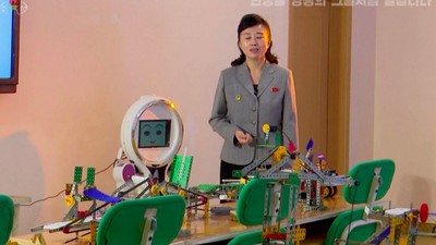 Foto Robot Mengajar Anak Sekolah di Korea Utara
