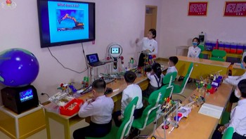 Kehadiran robot ini, seperti dikutip dari Reuters, merupakan bagian dari upaya pemimpin Korea Utara Kim Jong Un dalam mendorong reformasi pendidikan dalam beberapa tahun terakhir, yakni dengan memacu inovasi teknologi dan sains. Foto: Reuters   