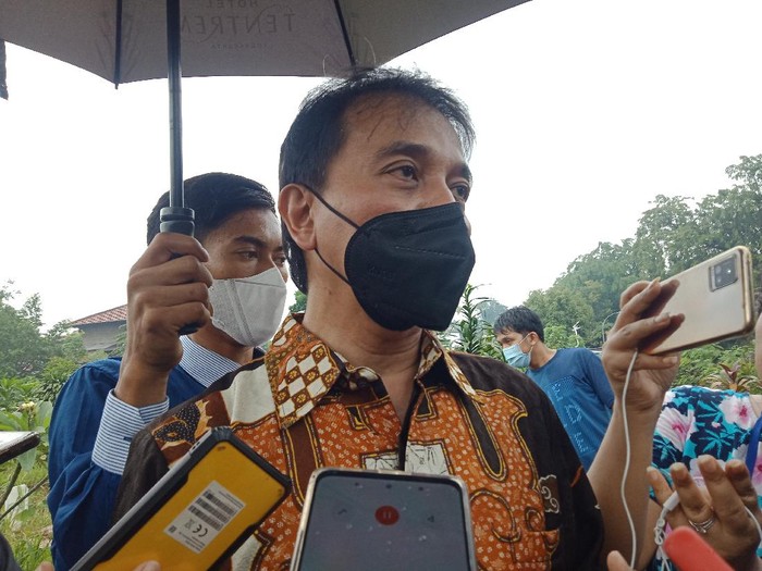 Roy Suryo datangi pemakaman Vanessa Angel dan Bibi Ardiansyah.