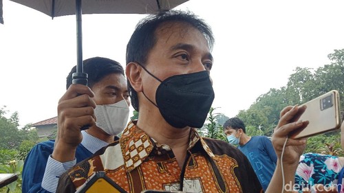 Roy Suryo menghadiri pemakaman Vanessa Angel (Nahda Rizki Utami/detikcom).