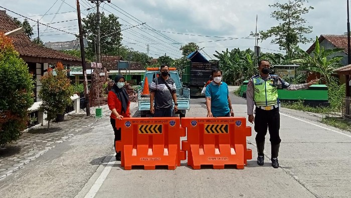 Ruas jalan di jembatan Lingkar Barat Delanggu-Klaten kini ditutup sebagian