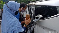 Tak sedikit warga yang memotret mobil tersebut saat tengah melihatnya.
