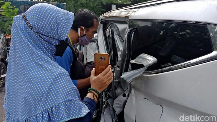 Saat Mobil Vanessa Angel Jadi Objek Foto Warga di Jombang Mobil Vanessa Angel yang ringsek akibat kecelakaan di Tol Jombang KM 672-400A curi atensi warga. Mereka datangi kantor Satlantas Polres Jombang untuk melihatnya