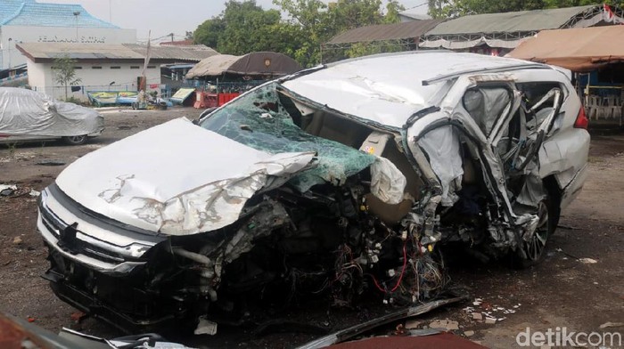 Mobil Vanessa Angel yang ringsek akibat kecelakaan di Tol Jombang KM 672-400A curi atensi warga. Mereka datangi kantor Satlantas Polres Jombang untuk melihatnya