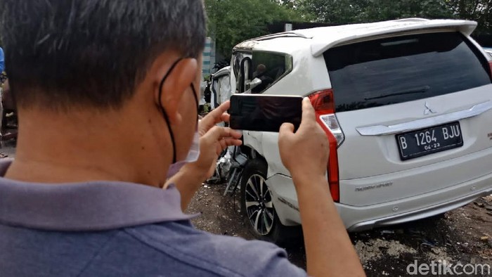 Saat Mobil Vanessa Angel Jadi Objek Foto Warga di Jombang Mobil Vanessa Angel yang ringsek akibat kecelakaan di Tol Jombang KM 672-400A curi atensi warga. Mereka datangi kantor Satlantas Polres Jombang untuk melihatnya