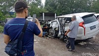 Sejumlah warga mendatangi kantor Satlantas Polres Jombang untuk melihat langsung kondisi mobil Vanessa Angel yang ringsek akibat kecelakaan tunggal di Tol Jombang KM 672-400A.