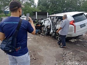 Saat Mobil Vanessa Angel Jadi Objek Foto Warga di Jombang